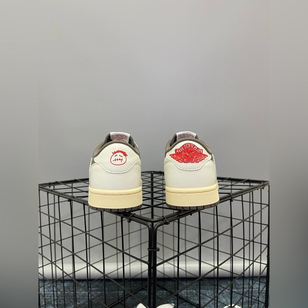 Travis Scott x Air Jordan 1 Retro Low OG 'Reverse Mocha' - Picture 5 of 9
